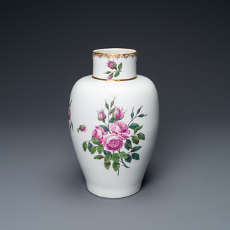 Un vase à décor de roses roses, porcelaine de Meissen, marque A.R. pour Augustus Rex, 18ème