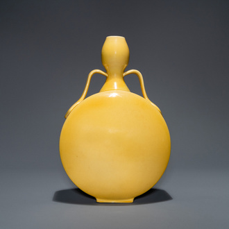 Un vase de forme 'bianhu' en porcelaine de Chine jaune monochrome, République