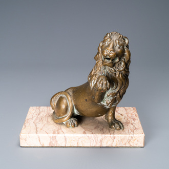 Un modèle d'un lion en bronze sur socle en marbre, 17ème