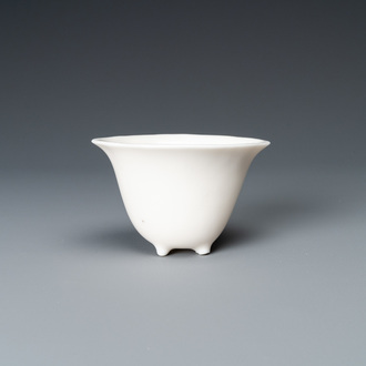 Un bol à vin tripod à inscription en porcelaine blanc de Chine de Dehua, Kangxi