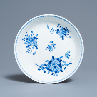Une assiette en porcelaine de Chine en bleu et blanc à décor floral, marque et époque de Guangxu