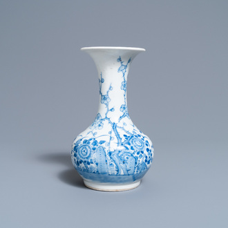 Un vase en porcelaine de Chine 'Bleu de Hue' pour le Vietnam, marque 'La gloire de Hanoi', 19ème