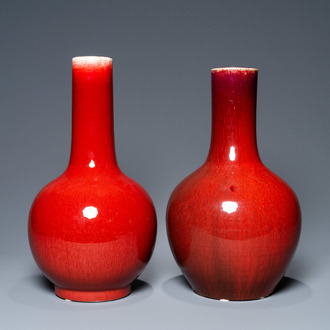 Deux vases de forme bouteille en porcelaine de Chine sang de boeuf monochrome, 19/20ème