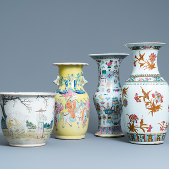 Trois vases et une jardinière en porcelaine de Chine famille rose, 19ème