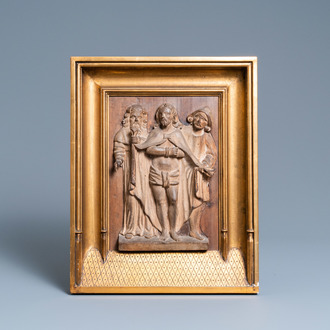 Een notenhouten 'Ecce Homo' reliëfpaneel in neogotische architecturale lijst, 16e eeuw