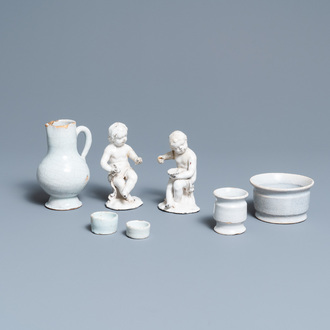 Quatre petits pots de pharmacie, une verseuse et une paire de figures en faïence blanche de Delft, 17/19ème