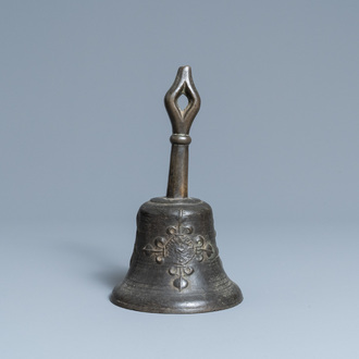 Une cloche en bronze à décor appliqué de fleurs de lys et d'un médaillon IHS, France, 16ème