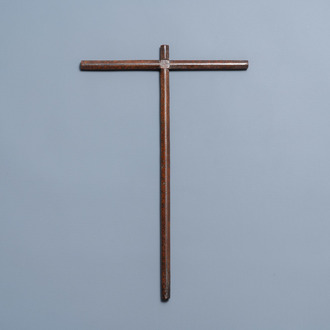 Une croix de pèlerin avec incrustations et inscription en laiton, Espagne, 17ème