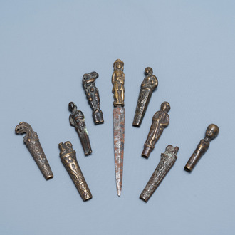 Negen mesheften in brons en koper waarvan één met een mes, 16/18e eeuw