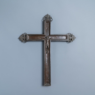 Une croix de procession en cuivre au Christ en bronze, France ou Allemagne, 17/18ème