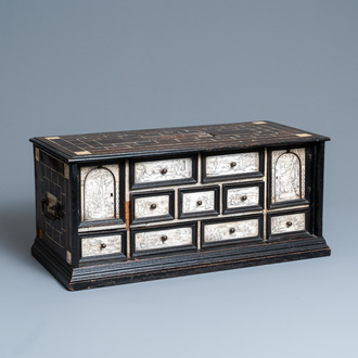 Een kabinet in ebbenfineer met gegraveerde ivoren plaquettes, Italië, 17e eeuw