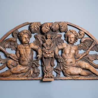 Un fronton en chêne sculpté et ajouré représentant deux angelots musiciens, France, 17ème