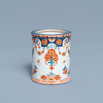 Un pot à confiture en faïence de Delft polychrome et dorée, 18ème