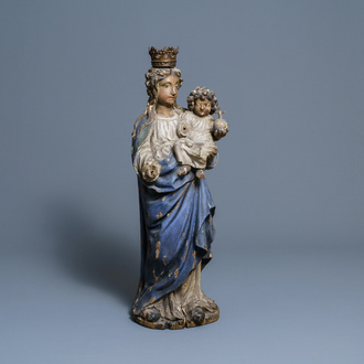 Une grande statue d'une Vierge à l’enfant en chêne sculpté et polychromé, 17ème