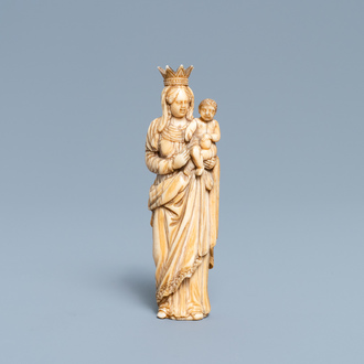 Une statue d'une Vierge à l’Enfant en ivoire, probablement France, 17ème