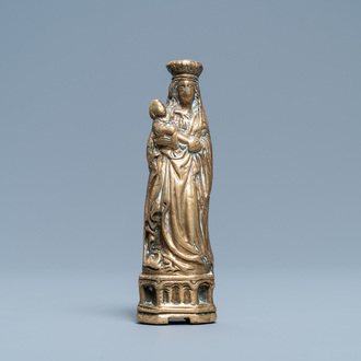 Un ornement de lustre en bronze en forme d'une Vierge à l'enfant, Pays-Bas, peut-être Utrecht, 1ère moitié du 16ème