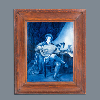 Une grande plaque en faïence de Delft en bleu et blanc, Porceleyne Fles: 'Auto-portrait comme luthiste', d'après Jan Steen, 20ème