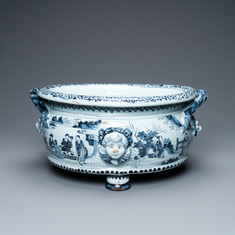 Een ovale blauw-witte Delftse jardinière met chinoiserie decor, eind 17e eeuw