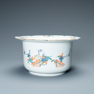 Un rafraîchissoir en porcelaine pâte tendre à décor Kakiemon, Chantilly, France, 18ème