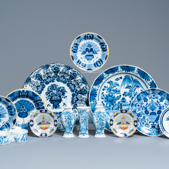 Une collection variée en faïence de Delft en bleu, blanc et polychrome, 18ème