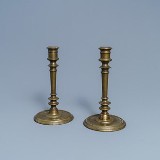 Une paire de bougeoirs à colonnes en bronze, France, 2ème moitié du 16ème