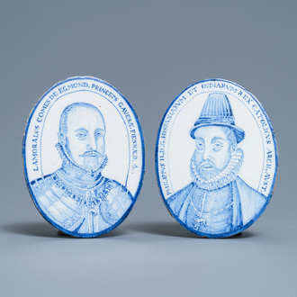Une paire de plaques aux portraits en faïence d'Utrecht en bleu et blanc dans le style de Delft, début du 19ème