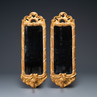 Een paar vergulde houten spiegels met kandelaars, Frankrijk of Italië, 17/18e eeuw