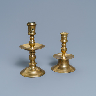 Deux bougeoirs en bronze, Flandres, 16/17ème