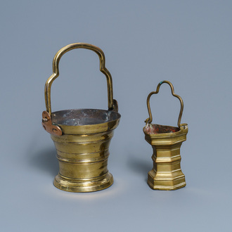 Deux seaux à eau bénite en bronze, Flandres, 1ère moitié du 16ème