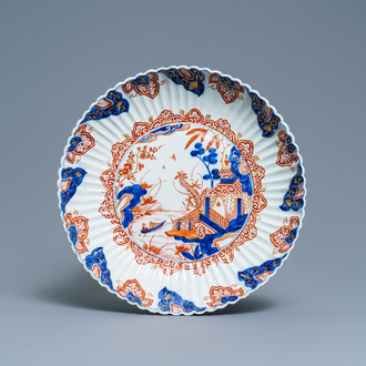 Un plat godronné en faïence de Delft dorée à décor d'un paysage en chinoiserie, 1er quart du 18ème