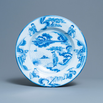 Un plat en faïence de Delft en bleu et blanc à décor d'une chinoiserie, fin du 17ème