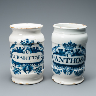 Deux pots de pharmacie de type albarello en faïence de Delft en bleu et blanc, 18ème
