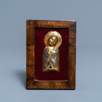 Une plaque représentant la Vierge en émaux champlevés et cuivre doré de Limoges, France, 13ème