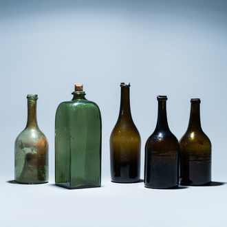 Vijf groene glazen flessen, 17/18e eeuw