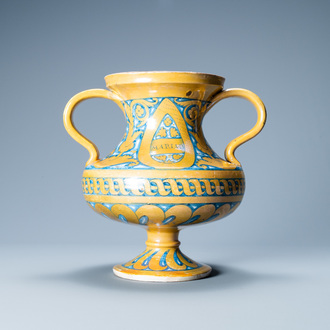 Un vase inscrit 'Maria' de forme balustre à deux anses en majolique à émail lustré, Deruta, Italie, 1ère moitié du 16ème