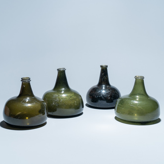 Quatres bouteilles en verre vert, 17/18ème