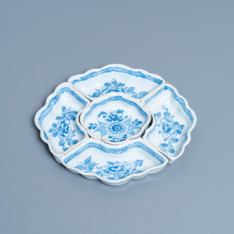 Un service à condiments de cinq pièces en faïence anglaise dans le style de Delft en bleu et blanc, 18ème