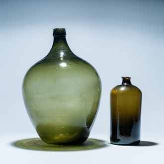 Twee grote groene glazen flessen, 18e eeuw