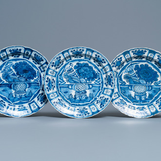 Trois plats en faïence de Delft en bleu et blanc à décor d'une chinoiserie de style Wanli, début du 18ème