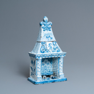 Een blauw-witte Delftse dekseldoos in de vorm van een haard, ca. 1800