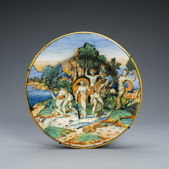 Een mythologische schotel in Italiaanse majolica met 'De transformatie van de maenaden' uit het Lanciarini servies, Urbino, 16e eeuw