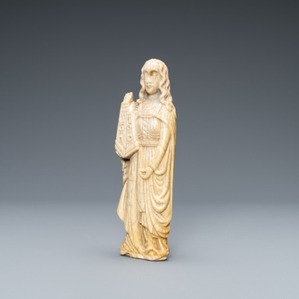 Une statue de Sainte Barbe en ivoire, 19ème
