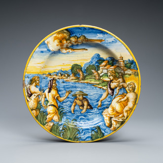 Un plat en majolique italienne à sujet mythologique de 'Latone et les grenouilles', Urbino, 16ème