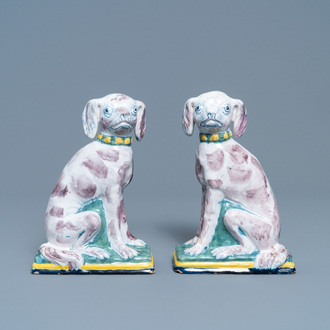 Une paire de tirelires en forme de chien en faïence polychrome de Delft, 18ème