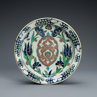 Un plat en céramique de style Iznik, Kutahya, Turquie, 19ème