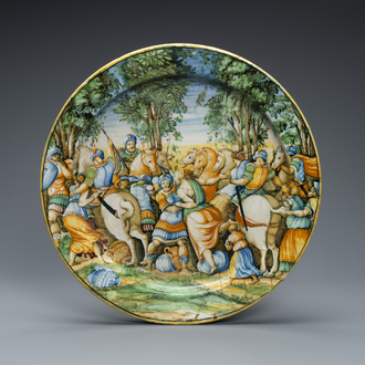 Een grote mythologische schotel in Italiaanse majolica met 'De ontvoering van de Sabijnse vrouwen', atelier Orazio Fontana, Urbino, midden 16e eeuw