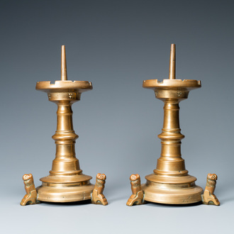 Une paire de bougeoirs en alliage de cuivre sur supports en forme de lions, Pays-Bas, 1ère moitié du 15ème