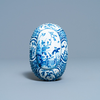 Un dos de brosse en faïence de Delft en bleu et blanc à décor d'une chinoiserie, 18ème