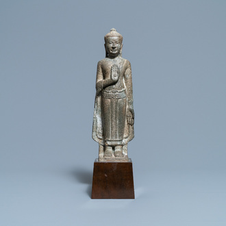 Een Khmer zandstenenen figuur van Boeddha, Thailand, Lopburi periode, 12/14e eeuw