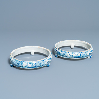 Une paire de supports de plats en faïence de Delft en bleu et blanc, 18ème